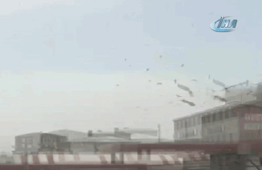 Faciadan dönüldü! Erzurum'da akıl almaz fırtına