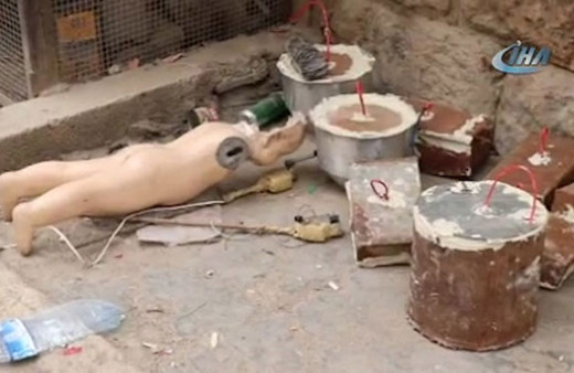 Cansız çocuk mankene el yapımı patlayıcı düzeneği kurmuşlar