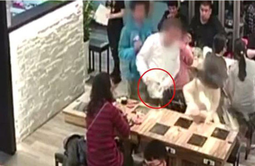 Kaynar çorbayı genç kızın yüzüne döktü!