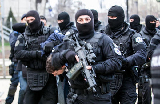 Sırp temsilciye gözaltı Kosova'yı karıştırdı