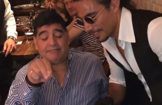 Nusret'in şovu Maradona'yı mest etti!