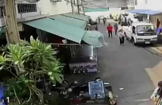 Sokak ortasında kadını tekme tokat dövdü!