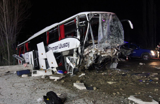 Yolcu otobüsü duvara çarptı ölü ve yaralılar var