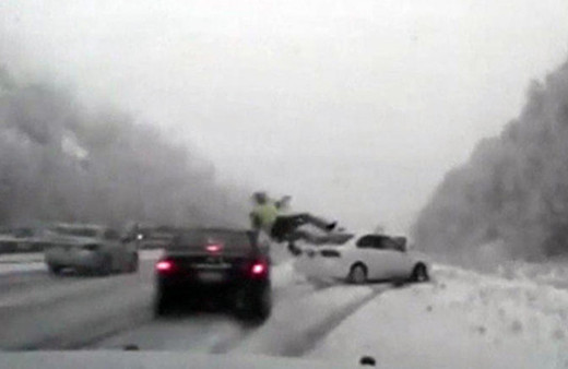 Kontrolden çıkan araç polisi havaya fırlattı