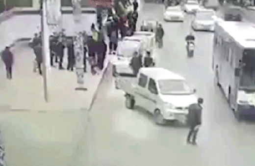 Yol bir anda patladı! Dehşet anları böyle kaydedildi