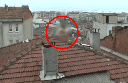 Çırılçıplak çatıya çıktı! Çay içme teklifiyle ikna edildi