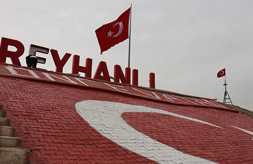 Afrin sınırındaki tepeye dev Türk bayrağı