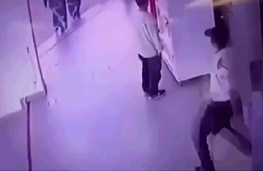 Güvenlik görevlisinden engelli adama feci dayak!