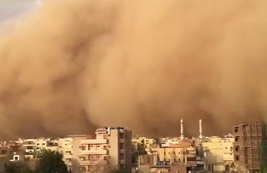 Korkunç görüntü! Kum fırtınası şehri yuttu