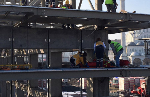 İşçiler feci şekilde çatıdan düştü! Yaralılar var