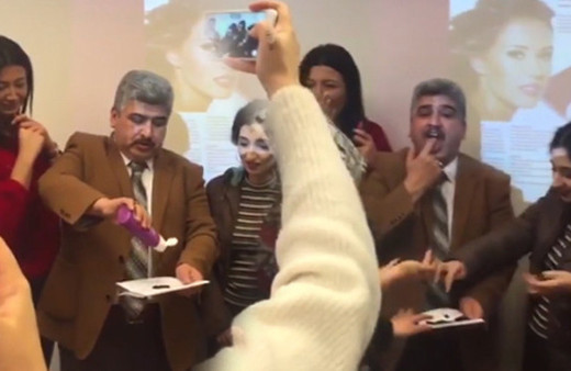 Cilt maskesini yedi! Bu kadar da olamaz diyeceksiniz