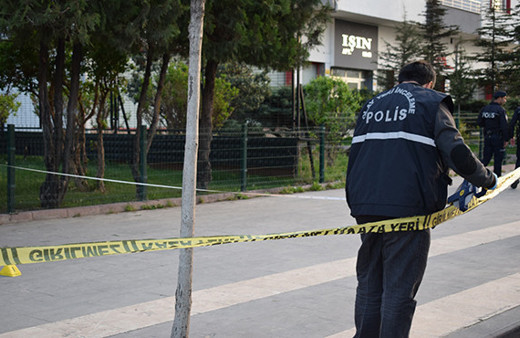 Baba dehşeti: Kızına ve 2 arkadaşına kurşun yağdırdı!