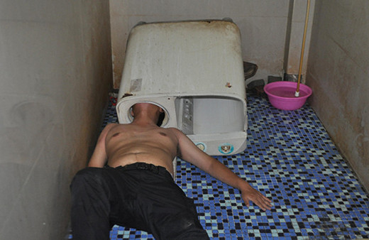 Kafası çamaşır makinesine sıkıştı!