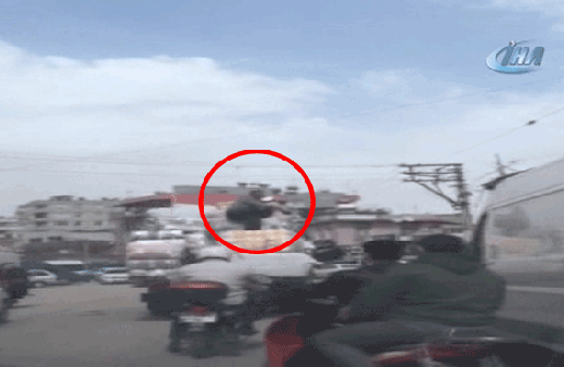 Kamyonet arkasında tehlikeli yolculuk! Canını hiçe saydı