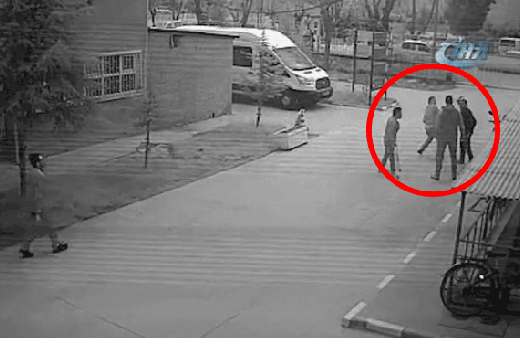 Memur arkadaşına bıçakla saldırdı o anlar böyle görüntülendi