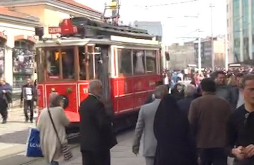 Taksim'de dilenci terörü! 12 yaşındaki kızı tramvaydan attılar