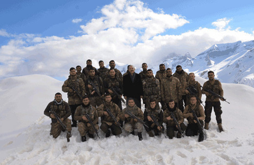 Bakan Soylu, Yüksekova’da askeri üs bölgelerini ziyaret etti