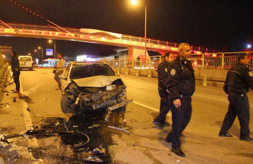 Otomobil alt geçitten düştü! Yaralılar var