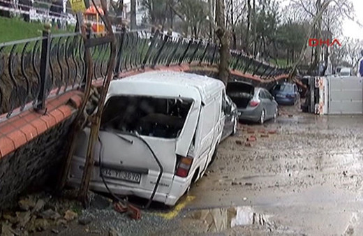 Yağmura dayanamadı! Park duvarı araçların üzerine çöktü
