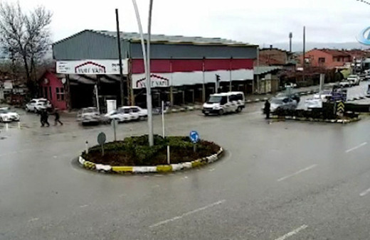 Kaza yapan araç yayaya böyle çarptı