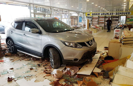 Park etmek isterken dükkana daldı