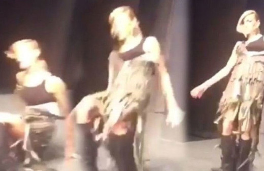 Çağla Şıkel podyumda düştü!