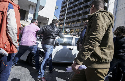 Taksiciler, Uber sürücülerine tekme tokat saldırdı!