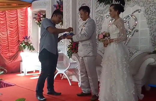 Düğünde pos makinesiyle davetlilerden çekim yapan damat