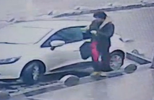 Esenyurt’ta 'pembe şemsiyeli hırsız' kamerada