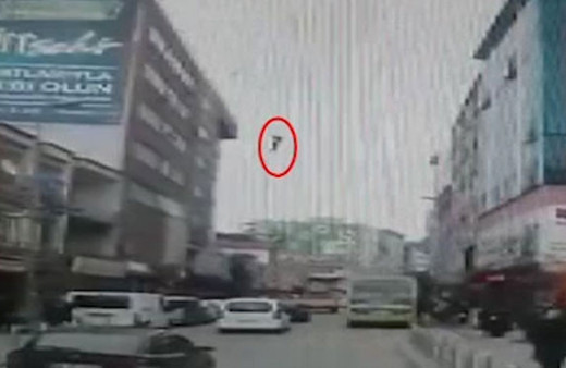 6 katlı binadan ölüme böyle atladı! 