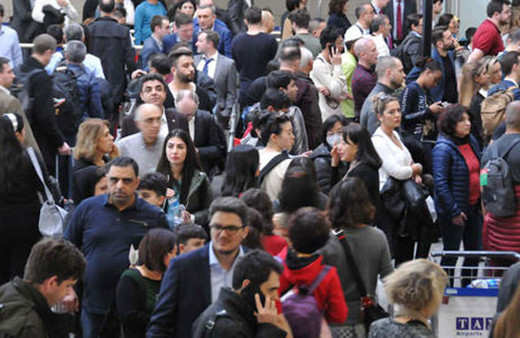 Atatürk Havalimanı'nda yüzlerce metrelik kuyruk