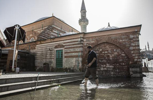 İstanbul'da akıl almaz görüntü: Tarihi camiyi denizanaları bastı!