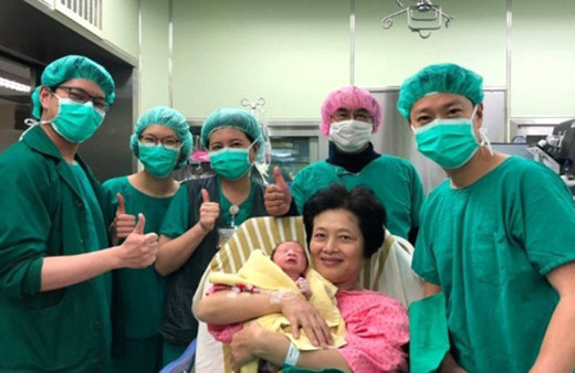 Mucize gibi! 62 yaşında normal doğumla anne oldu