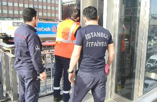 Metrobüs durağındaki asansörde mahsur kaldılar