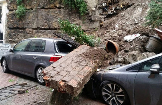 Beyoğlu'nda istinat duvarı çöktü!
