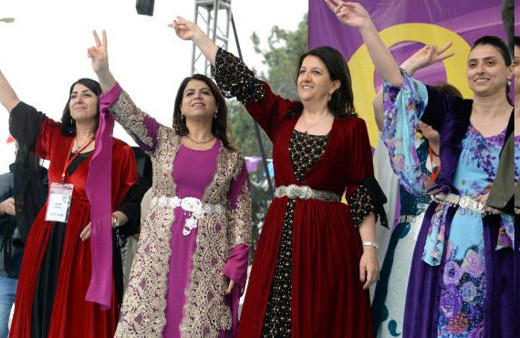 Pervin Buldan'dan Akşener'e: Erkek gibi takılırsan yok olursun