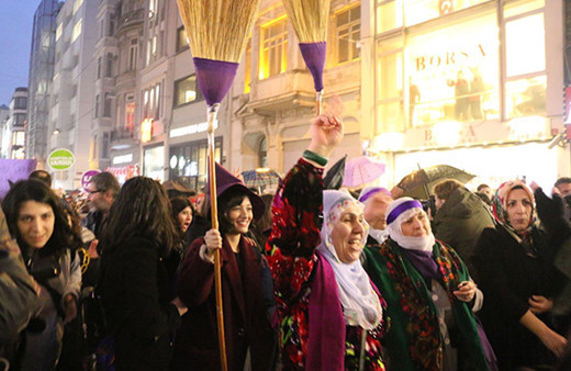 İstiklal'de büyük yürüyüş: Kadınlar tek yumruk oldu!