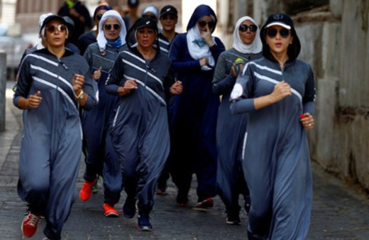 Tarihi kare! Şalvarlarını giyip sokağa çıktılar