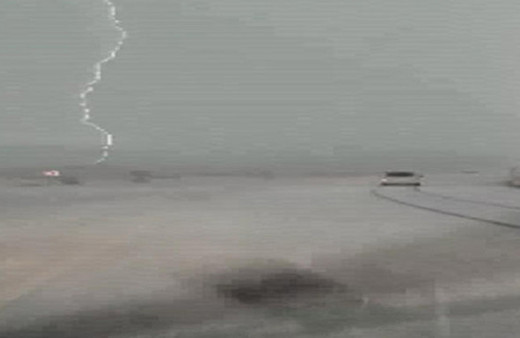 Şimşeğin elektrik direğine çarpma anı kamerada