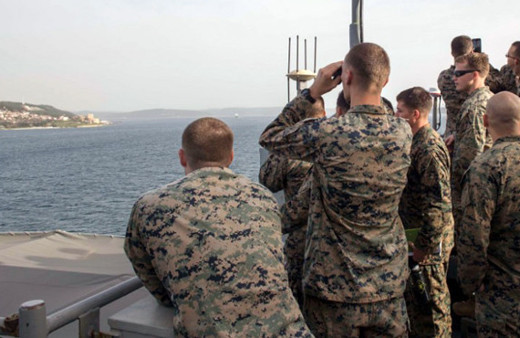 ABD askerleri Çanakkale'den geçerken dürbünle orayı izledi 