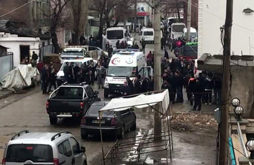 İki aile sokak ortasında çatıştı: Ölü ve yaralılar var