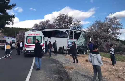 Öğrencileri taşıyan otobüsün freni patladı: 20 yaralı
