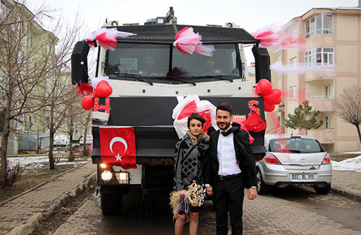 Böyle gelin arabası görülmedi! Polis ile öğretmenin düğününde...