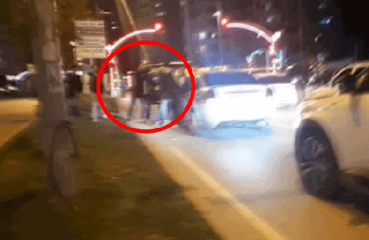 Trafiğin ortasından birbirlerine girdiler!