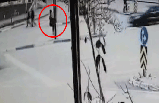 Kaza anı kamerada! Genç kızı metrelerce sürükledi