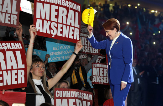 İyi Parti Kongresi'nde dikkat çeken isim