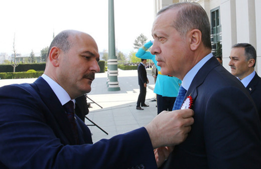 Bakan Soylu Erdoğan'ın yakasına kendi elleriyle taktı!