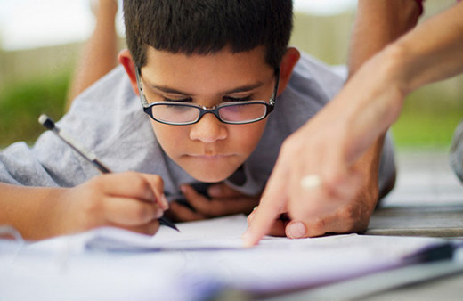 Çocukların ev ödevlerine yardım etmeli mi?