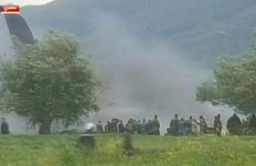  Cezayir'de askeri uçak düştü! Çok sayıda ölü var