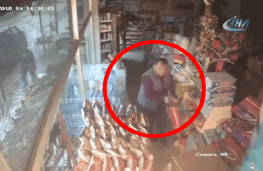 Markete yıldırım düştü! O anlar saniye saniye kaydedildi